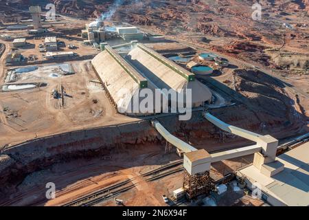 Luftaufnahme von zwei Lagergebäuden in einem Kalibergwerk in der Nähe von Moab, Utah. Vor dem Hotel befindet sich die Verladeanlage. Das Kalium wird durch Einspritzen von Wasser abgebaut Stockfoto