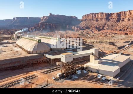 Luftaufnahme von zwei Lagergebäuden in einem Kalibergwerk in der Nähe von Moab, Utah. Vor dem Hotel befindet sich die Verladeanlage. Das Kalium wird durch Einspritzen von Wasser abgebaut Stockfoto