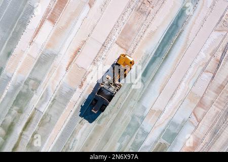 Ein schwerer Schürfzug, der Kalium aus einem Verdampfungsteich in einem Kalibergwerk bei Moab, Utah, erntet. Stockfoto