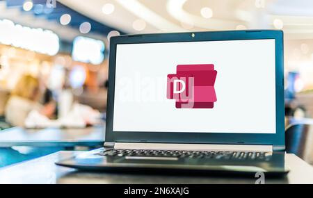 POZNAN, POL - 22. JUNI 2022: Laptop mit Logo von Microsoft Office delve Stockfoto