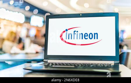 POZNAN, POL - 2. AUGUST 2022: Laptop-Computer mit Logo von Infineon Technologies, einem 1999 gegründeten deutschen Halbleiterhersteller Stockfoto