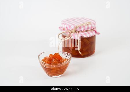 Hausgemachte weiße Traubenmarmelade, Glas und kleine Schüssel mit isolierter Marmelade auf weißem Hintergrund. Stockfoto