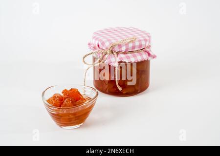 Hausgemachte weiße Traubenmarmelade, Glas und kleine Schüssel mit isolierter Marmelade auf weißem Hintergrund. Stockfoto
