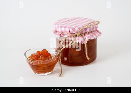Hausgemachte weiße Traubenmarmelade, Glas und kleine Schüssel mit isolierter Marmelade auf weißem Hintergrund. Stockfoto