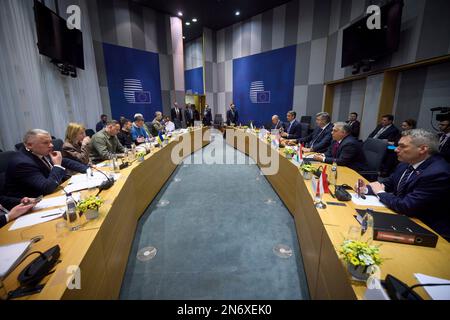 Brüssel, Belgien. 09. Februar 2023. Der ukrainische Präsident Volodymyr Zelenskyy, Left, und die Delegation führen am Rande des Gipfeltreffens der Staats- und Regierungschefs der Europäischen Union am 9. Februar 2023 in Brüssel, Belgien Gespräche mit Staats- und Regierungschefs aus Bulgarien, Griechenland, Kroatien und Ungarn. Bulgariens Präsident Rumen Radev, der griechische Premierminister Kyriakos Mitsotakis, der kroatische Premierminister Andrej Plenkovic und der ungarische Premierminister Viktor Orban Credit: Pool Photo/Pressestelle des ukrainischen Präsidenten/Alamy Live News Stockfoto