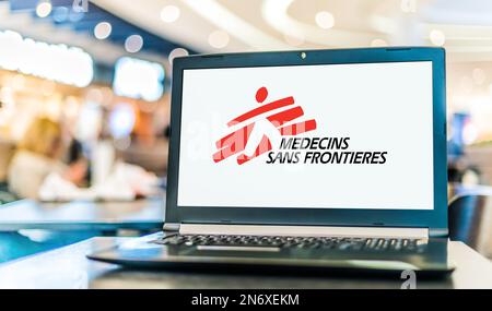 POSEN, POL - 22. NOVEMBER 2022: Laptop-Computer mit Logo von Medecins Sans Frontieres, einer internationalen humanitären medizinischen Nichtregierungsorganisation Stockfoto