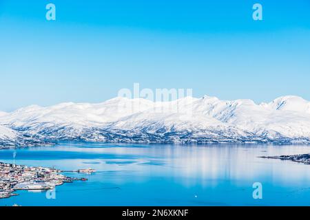Blick vom Mount Storsteinen auf die norwegischen Berge rund um die Stadt Tromso, Kopierraum Stockfoto