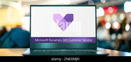 POZNAN, POL - 24. MAI 2022: Laptop mit Logo des Microsoft Dynamics 365 Kundenservice Stockfoto