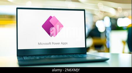 POZNAN, POL - 24. MAI 2022: Laptop mit Logo von Microsoft Power Apps Stockfoto