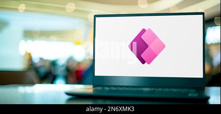 POZNAN, POL - 24. MAI 2022: Laptop mit Logo von Microsoft Power Apps Stockfoto