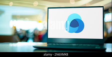 POZNAN, POL – 24. MAI 2022: Laptop mit Logo von Microsoft Dynamics 365 Customer Insights Stockfoto
