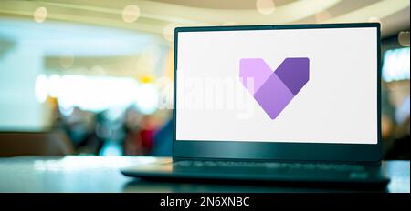 POZNAN, POL - 24. MAI 2022: Laptop mit Logo des Microsoft Dynamics 365 Kundenservice Stockfoto
