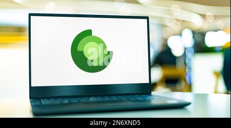 POZNAN, POL - 24. MAI 2022: Laptop mit Logo von Microsoft Dynamics 365 Sales Insights Stockfoto