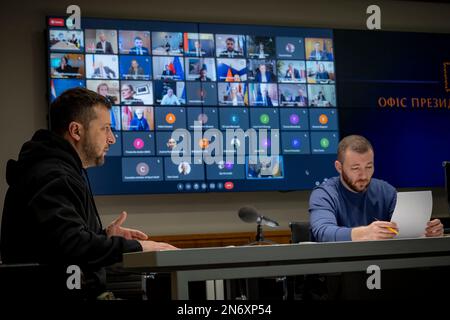 Kiew, Ukraine. 10. Februar 2023. Der ukrainische Präsident Volodymyr Zelenskyy, Linke, spricht als Sportminister Vadym Guttsait, rechts, während eines Online-Gipfels per Video-Link mit dem Internationalen Olympischen Komitee vom Marijinsky-Palast am 10. Februar 2022 in Kiew, Ukraine. Zelenskyy hat ein vollständiges Verbot aller russischen Athleten von den Olympischen Sommerspielen 2024 gefordert. Kredit: Ukrainischer Ratsvorsitz/Pressestelle Des Ukrainischen Präsidenten/Alamy Live News Stockfoto