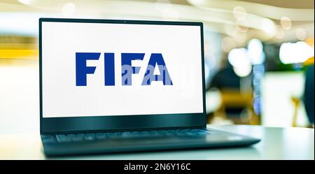 POZNAN, POL - 22. NOVEMBER 2022: Laptop-Computer mit Logo der FIFA, einem internationalen Gremium für Verbandsfußball, Strandfußball und Futsa Stockfoto