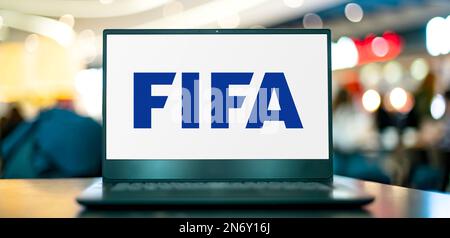 POZNAN, POL - 22. NOVEMBER 2022: Laptop-Computer mit Logo der FIFA, einem internationalen Gremium für Verbandsfußball, Strandfußball und Futsa Stockfoto