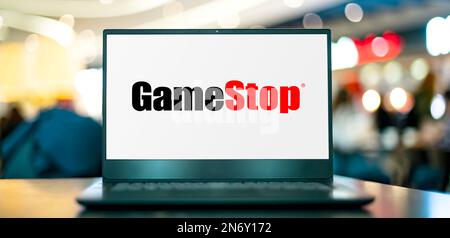 POZNAN, POL – 22. NOVEMBER 2022: Laptop mit Logo von GameStop, einem amerikanischen Videospiel, Unterhaltungselektronik und Gaming-Merchandise-Händler Stockfoto