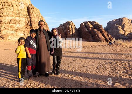 Wadi Rum, Jordanien. 10. Februar 2023. Eine beduinische Familie gibt sich vor, an einem sonnigen Februar-Tag in der malerischen Landschaft des UNESCO-Weltkulturerbes Wadi Rum Wüste, Jordanien, am 10. Februar 2023 fotografiert zu werden. Wadi Rum ist bekannt als eine der landschaftlich schönsten Regionen der Welt. (Foto: Dominika Zarzycka/Sipa USA) Guthaben: SIPA USA/Alamy Live News Stockfoto