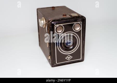 Eine Nahaufnahme einer alten Agfa-Filmkamera mit 1950 Boxen, isoliert auf weißem Hintergrund Stockfoto