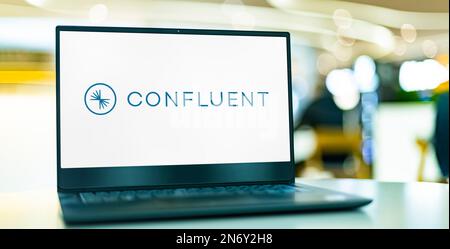 POZNAN, POL - 28. DEZEMBER 2022: Laptop mit Logo von Confluent, einem amerikanischen Big-Data-Unternehmen Stockfoto