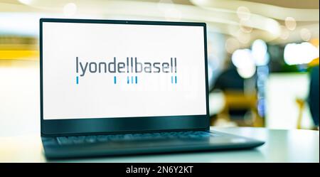 POZNAN, POL - 28. DEZEMBER 2022: Laptop mit Logo von LyondellBasell Industries, einem in den Niederlanden ansässigen Chemieunternehmen Stockfoto
