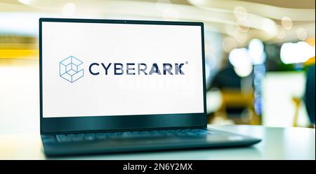 POZNAN, POL - 28. DEZEMBER 2022: Laptop mit Logo von CyberArk, einem Unternehmen für Informationssicherheit, das Identitätsmanagement anbietet. Stockfoto