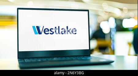POZNAN, POL - 28. DEZEMBER 2022: Laptop-Computer mit Logo der Westlake Corporation, eines internationalen Herstellers und Lieferanten von Petrochemikalien, POL Stockfoto