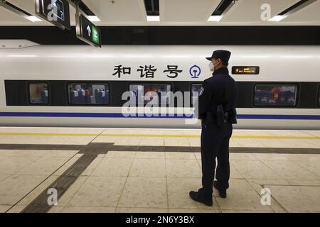 Passagiere steigen in den ersten Zug nach Guangzhou (G6552) an der Hong Kong West Kowloon Station ein. Die Hochgeschwindigkeitsbahn (Sektion Hongkong) nimmt ihre Kurzstreckenverbindungen nach Guangzhou zum ersten Mal seit drei Jahren wieder auf, nachdem Peking die Beschränkungen zur Bekämpfung der Pandemie für Covid-19 gelockert hat. 15JAN23 SCMP/Dickson Lee Stockfoto