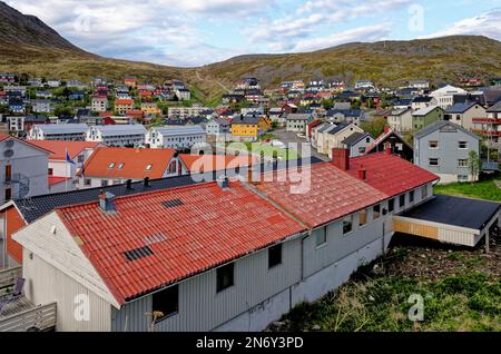 Stadtbild von Honningsvag im Sommer - die nördlichste Stadt Norwegens. Es befindet sich in der Gemeinde Nordkapp im Bezirk Troms Og Finnmark. 17. aus Stockfoto