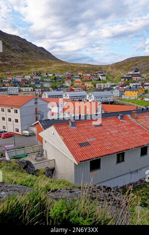 Stadtbild von Honningsvag im Sommer - die nördlichste Stadt Norwegens. Es befindet sich in der Gemeinde Nordkapp im Bezirk Troms Og Finnmark. 17. aus Stockfoto