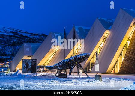 Tromso, Norwegen, März 4. 2022: Polaria ist das nördlichste Aquarium der Welt, dessen Architektur Eisschollen darstellt Stockfoto