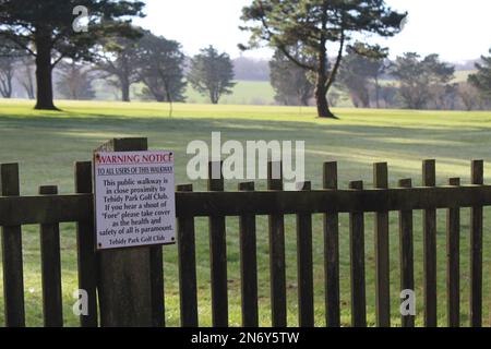 Tehidy Golf Course – Warnschilder am Zaun vom öffentlichen Wegerecht im Tehidy Country Park, Cornwall, England Stockfoto