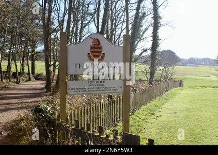 Tehidt Park Beschilderung mit Tehidy Golfplatz auf der rechten Seite und öffentlicher Fußweg im Tehidy Country Park auf der linken Seite. Stockfoto