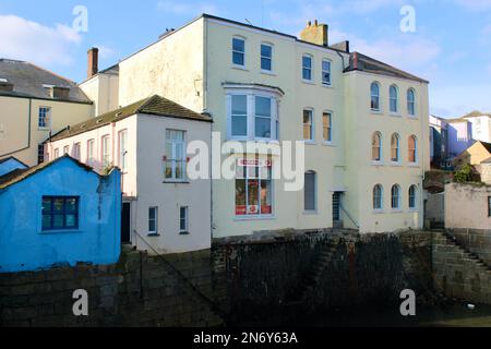 Spar Shop - hinter dem Spar Shop in Falmouth, Cornwall, England, mit Blick auf den Hafen. Stockfoto