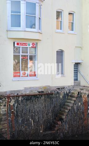 Spar Shop - hinter dem Spar Shop in Falmouth, Cornwall, England, mit Blick auf den Hafen. Stockfoto