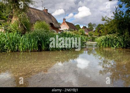 Hütten am Fluss Ebble im Dorf Stratford Tony, nahe Salisbury in Wiltshire. Stockfoto