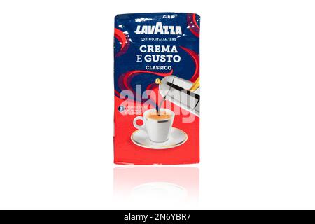 Eriwan, Armenien, 17. Dezember 2022: Packung gemahlener Kaffee von der italienischen Firma Lavazza. Lavazza-Logo. Lavazza Crema Gusto Kaffeebohnen in einer Packung Stockfoto