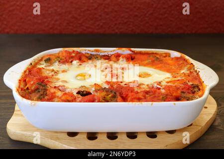 Eine kleine Portion köstlicher Shakshouka, ein Gericht mit pochierten Eiern in aromatischer Tomatensauce Stockfoto