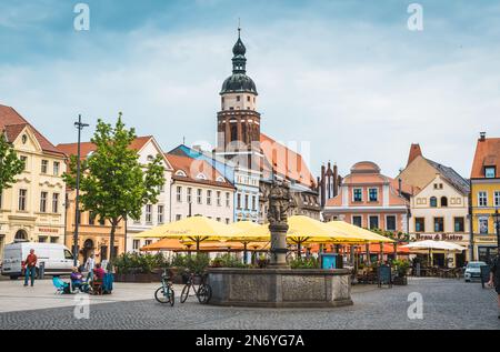 Cottbus, Deutschland - 02. Juni 2021: Historischer Marktplatz von Cottbus (Altmarkt) im Sommer mit vielen Stühlen und Tischen in Cafés und Restaurants. Stockfoto