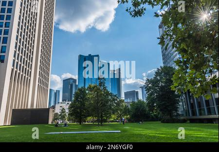 Frankfurt am Main, Deutschland - 04.09.2021: Moderner Wolkenkratzer mit Deutsche Bank-Logo in Frankfurt. Der weiße Wolkenkratzer auf der linken Seite ist die Oper Stockfoto