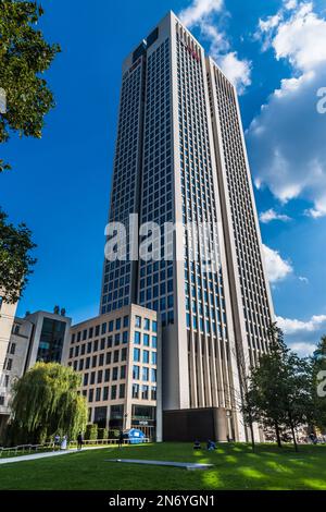 Frankfurt, Deutschland - 04.09.2021: OpernTurm (Opernturm) Wolkenkratzer mit UBS-Logo in Frankfurt, Deutschland. UBS ist ein Schweizer Finanzdienstleistungsunternehmen Stockfoto