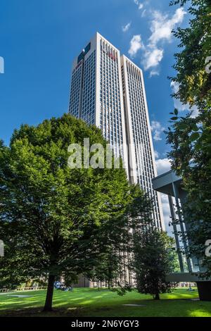 Frankfurt, Deutschland - 04.09.2021: OpernTurm (Opernturm) Wolkenkratzer mit UBS-Logo in Frankfurt, Deutschland. UBS ist ein Schweizer Finanzdienstleistungsunternehmen Stockfoto