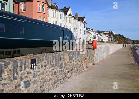 Ein Intercity-Expresszug, der an der neuen Ufermauer in Dawlish vorbeifährt, die nach dem großen Sturm vom Februar 2014 wieder aufgebaut wurde. Stockfoto