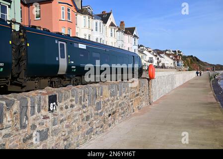 Ein Intercity-Expresszug, der an der neuen Ufermauer in Dawlish vorbeifährt, die nach dem großen Sturm vom Februar 2014 wieder aufgebaut wurde. Stockfoto