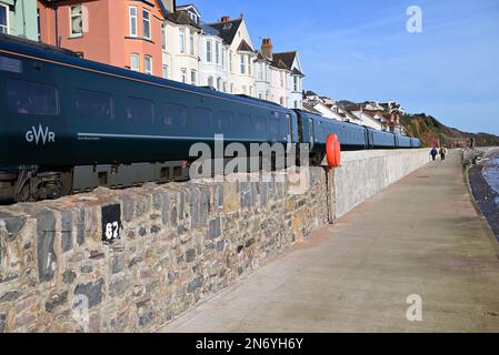 Ein Intercity-Expresszug, der an der neuen Ufermauer in Dawlish vorbeifährt, die nach dem großen Sturm vom Februar 2014 wieder aufgebaut wurde. Stockfoto