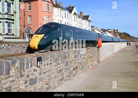 Ein Intercity-Expresszug, der an der neuen Ufermauer in Dawlish vorbeifährt, die nach dem großen Sturm vom Februar 2014 wieder aufgebaut wurde. Stockfoto