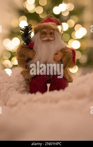 Weihnachtsmann Figur sitzt auf einem Stuhl Stockfoto