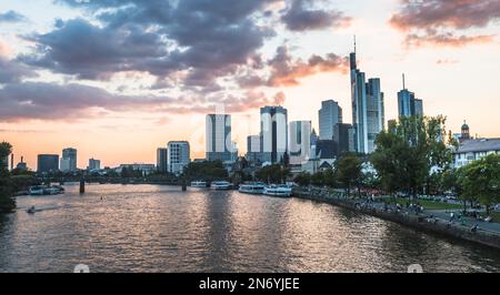 Frankfurt am Main, Deutschland - 04.09.2021: Blick auf die Skyline von Frankfurt am Main in der Abenddämmerung Stockfoto