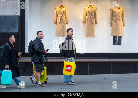 London, Großbritannien. 10. Februar 2023 Touristen-Shopping passieren den Burberry Store in der Regent Street. Das Amt für nationale Statistiken (ONS) hat einen Rückgang der Wirtschaftsleistung um 0,5 % im Dezember gemeldet, teilweise aufgrund von Streiks, wobei das Vereinigte Königreich 2022, nachdem die Wirtschaft zwischen Oktober und Dezember ein Nullwachstum verzeichnete, kaum in eine Rezession fiel. Jeremy Hunt, Schatzkanzler, sagte, dass die Zahlen eine "zugrundeliegende Widerstandsfähigkeit" zeigten, sagte aber: "Wir sind nicht aus dem Schneider". Die Bank of England rechnet jedoch immer noch damit, dass das Vereinigte Königreich im Jahr 2023 in die Rezession eintreten wird. Kredit: Stephen Chung / Alamy Live News Stockfoto