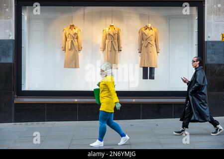 London, Großbritannien. 10. Februar 2023 Leute passieren den Burberry-Laden in der Regent Street. Das Amt für nationale Statistiken (ONS) hat einen Rückgang der Wirtschaftsleistung um 0,5 % im Dezember gemeldet, teilweise aufgrund von Streiks, wobei das Vereinigte Königreich 2022, nachdem die Wirtschaft zwischen Oktober und Dezember ein Nullwachstum verzeichnete, kaum in eine Rezession fiel. Jeremy Hunt, Schatzkanzler, sagte, dass die Zahlen eine "zugrundeliegende Widerstandsfähigkeit" zeigten, sagte aber: "Wir sind nicht aus dem Schneider". Die Bank of England rechnet jedoch immer noch damit, dass das Vereinigte Königreich im Jahr 2023 in die Rezession eintreten wird. Kredit: Stephen Chung / Alamy Live News Stockfoto